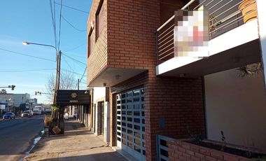 Casa en venta - 4 Dormitorios 2 Baños - Cochera - 359Mts2 - Villa Elvira