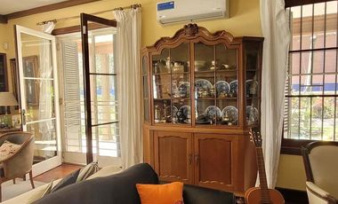 Casa en alquiler de 8 ambientes en La Lucila