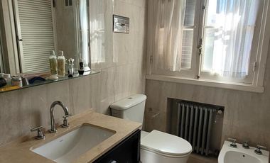 Casa en alquiler de 8 ambientes en La Lucila