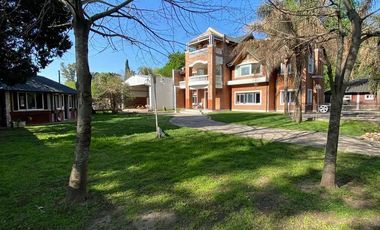 Casa en venta - 4 Dormitorios 4 Baños - 2.570Mts2 - La Reja