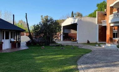 Casa en venta - 4 Dormitorios 4 Baños - 2.570Mts2 - La Reja