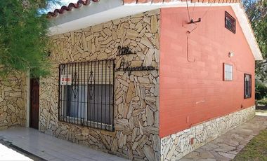 Casa en venta - 4 Dormitorios 2 Baños - 353Mts2 - Mar del Tuyú