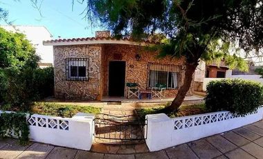 Casa en venta - 4 Dormitorios 2 Baños - 353Mts2 - Mar del Tuyú