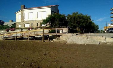 Casa en venta - 4 Dormitorios 2 Baños - 353Mts2 - Mar del Tuyú