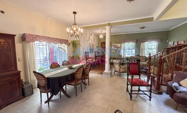 CASA 6 AMBIENTES, C/ COCHERA, DEPENDENCIA, TERRAZA Y PLAYROOM - AGRONOMIA