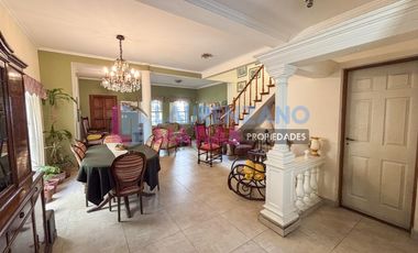 CASA 6 AMBIENTES, C/ COCHERA, DEPENDENCIA, TERRAZA Y PLAYROOM - AGRONOMIA