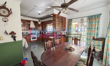 CASA 6 AMBIENTES, C/ COCHERA, DEPENDENCIA, TERRAZA Y PLAYROOM - AGRONOMIA