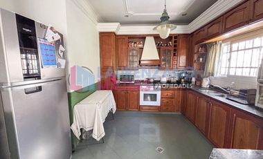 CASA 6 AMBIENTES, C/ COCHERA, DEPENDENCIA, TERRAZA Y PLAYROOM - AGRONOMIA