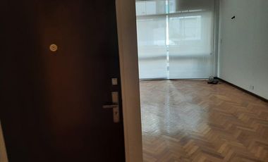 Piso al frente muy buena luz.