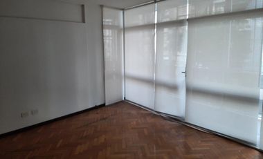 Piso al frente muy buena luz.