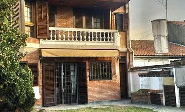 Casa 5 ambientes con pileta - Banfield Este