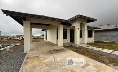 VENTA DE CASA EN ALTO BOQUETE 2R