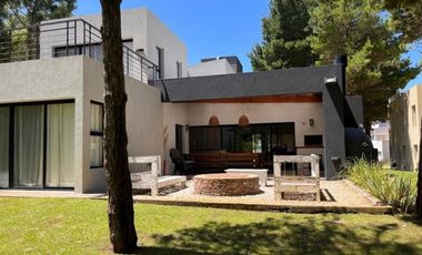 Casa en Venta en Costa Esmeralda - Sector Deportivo 5 Suites