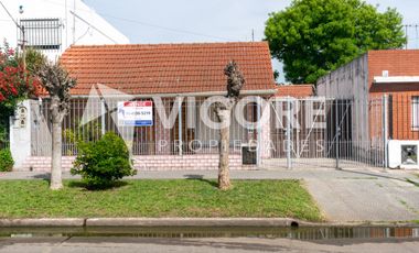 Casa en venta c/ cochera en Lomas de Zamora