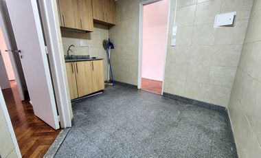 Oficina en alquiler 5 ambientes con cochera Solo uso comercial