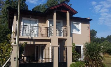 Casa en venta - 4 Dormitorios 3 Baños - Cochera - 405Mts2 - La Caleta, Mar de Cobo