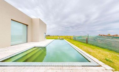 Casa en alquiler - 4 dormitorios 4 baños 190mts2 - Haras del Sur III