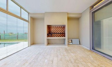 Casa en alquiler - 4 dormitorios 4 baños 190mts2 - Haras del Sur III