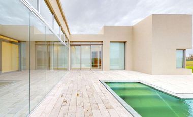 Casa en alquiler - 4 dormitorios 4 baños 190mts2 - Haras del Sur III