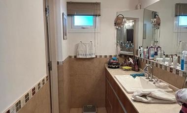 Casa en venta - 4 Dormitorios 3 Baños - Villa Gesell