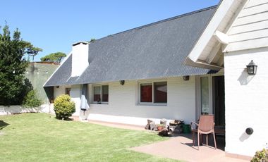 Casa en venta - 4 Dormitorios 3 Baños - Villa Gesell