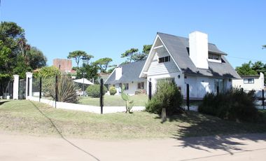 Casa en venta - 4 Dormitorios 3 Baños - Villa Gesell