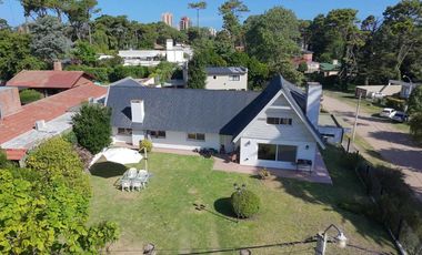 Casa en venta - 4 Dormitorios 3 Baños - Villa Gesell