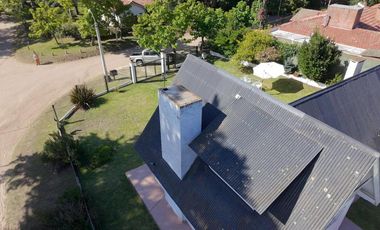 Casa en venta - 4 Dormitorios 3 Baños - Villa Gesell