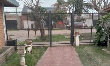Casa en venta - 3 Dormitorios 2 Baños - 300mts2  - Almirante Brown
