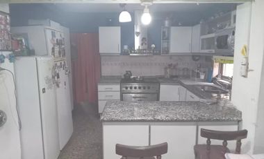 Casa en venta - 3 Dormitorios 2 Baños - 300mts2  - Almirante Brown