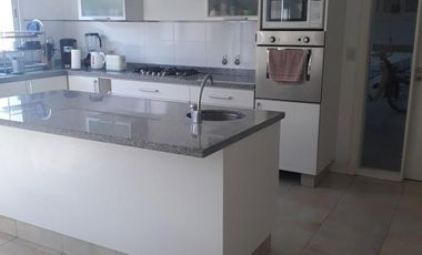 Casa en venta - 4 Dormitorios 3 Baños - Cocheras - 660Mts2 - Mar del Plata