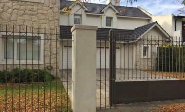 Casa en venta - 4 Dormitorios 3 Baños - Cocheras - 660Mts2 - Mar del Plata