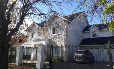 Casa en venta - 4 Dormitorios 3 Baños - Cocheras - 660Mts2 - Mar del Plata