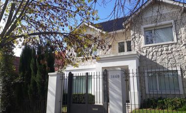Casa en venta - 4 Dormitorios 3 Baños - Cocheras - 660Mts2 - Mar del Plata