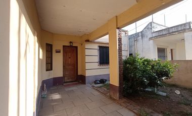 CASA EN PH CON COCHERA A 5 CUADRAS DE LA ESTACION