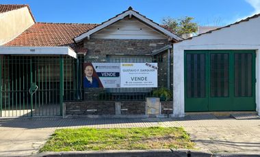 Casa tipo Chalet con 2 dormitorio cochera y jardin APTA CREDITO!!!