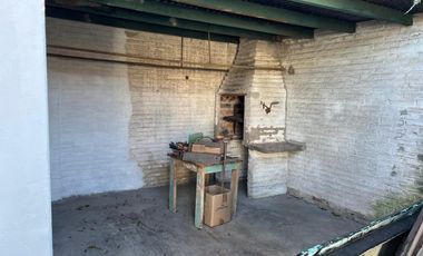 Casa tipo Chalet con 2 dormitorio cochera y jardin APTA CREDITO!!!