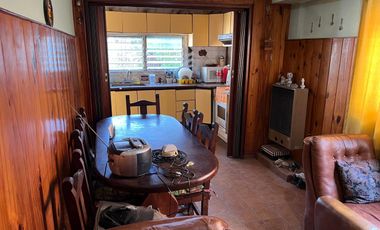 Casa tipo Chalet con 2 dormitorio cochera y jardin APTA CREDITO!!!