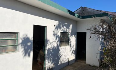 Casa tipo Chalet con 2 dormitorio cochera y jardin APTA CREDITO!!!