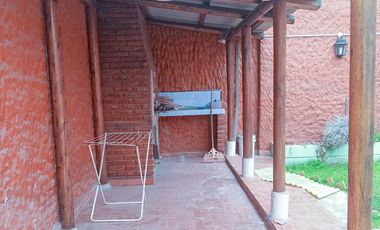 Venta Casa en Avellaneda de 3 ambientes con entrada de auto y pequeño fondo