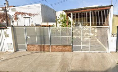 Venta Casa en Avellaneda de 3 ambientes con entrada de auto y pequeño fondo