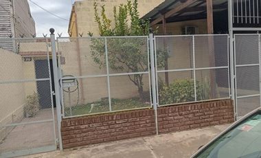 Venta Casa en Avellaneda de 3 ambientes con entrada de auto y pequeño fondo