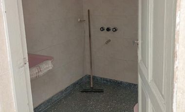 Venta Casa en Avellaneda de 3 ambientes con entrada de auto y pequeño fondo