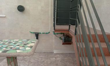 Venta Casa en Avellaneda de 3 ambientes con entrada de auto y pequeño fondo