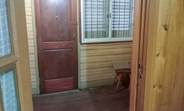 Venta Casa en Avellaneda de 3 ambientes con entrada de auto y pequeño fondo