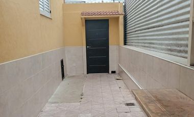 Venta Casa en Avellaneda de 3 ambientes con entrada de auto y pequeño fondo