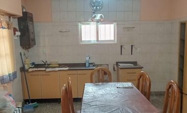 Venta Casa en Avellaneda de 3 ambientes con entrada de auto y pequeño fondo
