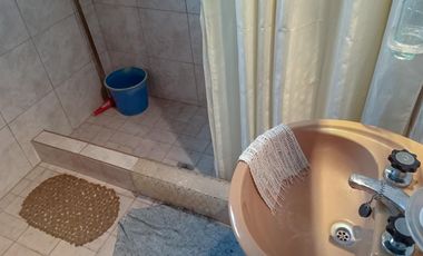 Venta Casa en Avellaneda de 3 ambientes con entrada de auto y pequeño fondo