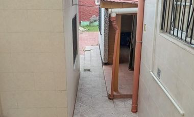 Venta Casa en Avellaneda de 3 ambientes con entrada de auto y pequeño fondo