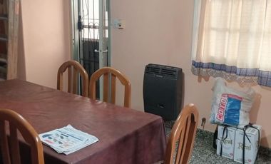 Venta Casa en Avellaneda de 3 ambientes con entrada de auto y pequeño fondo